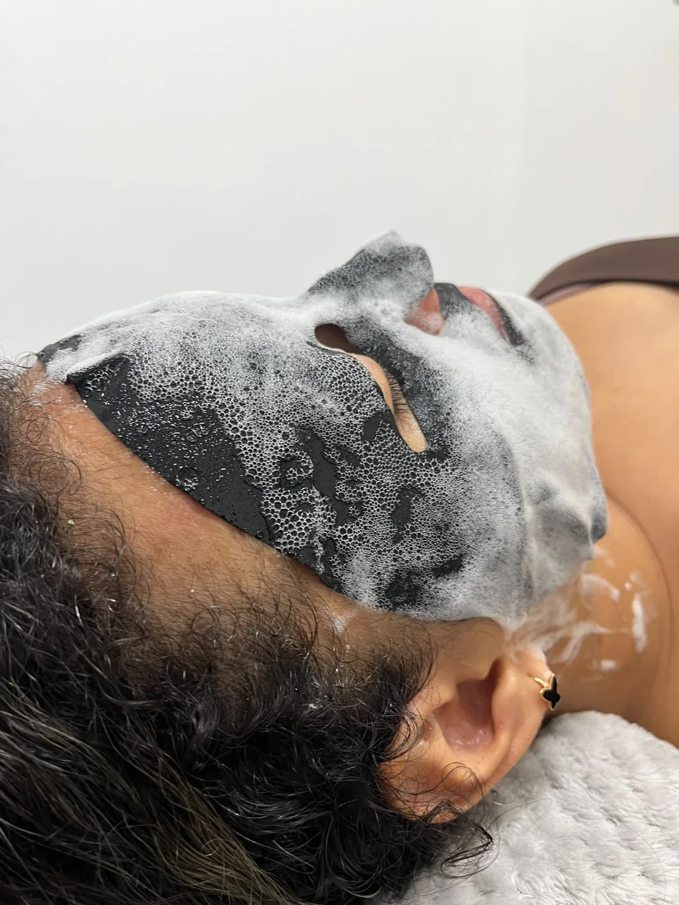 Aplicación de mascarilla durante un tratamiento facial