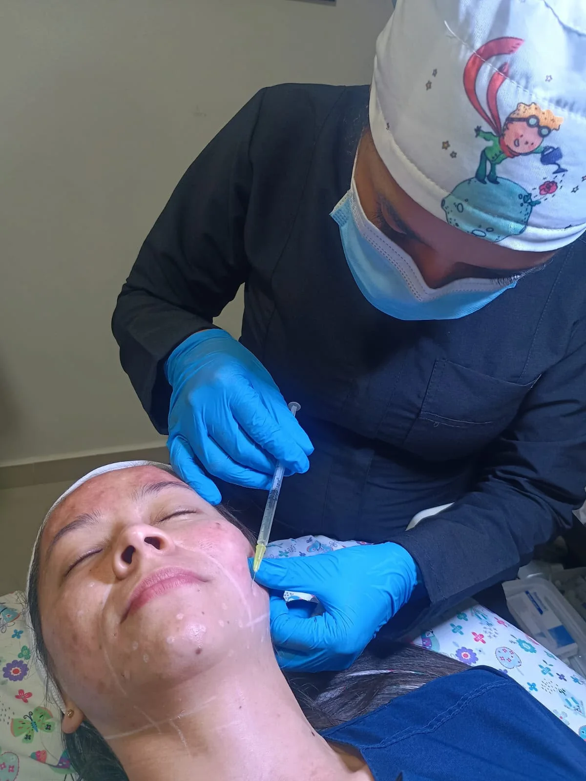 Procedimiento estético facial realizado en cabina