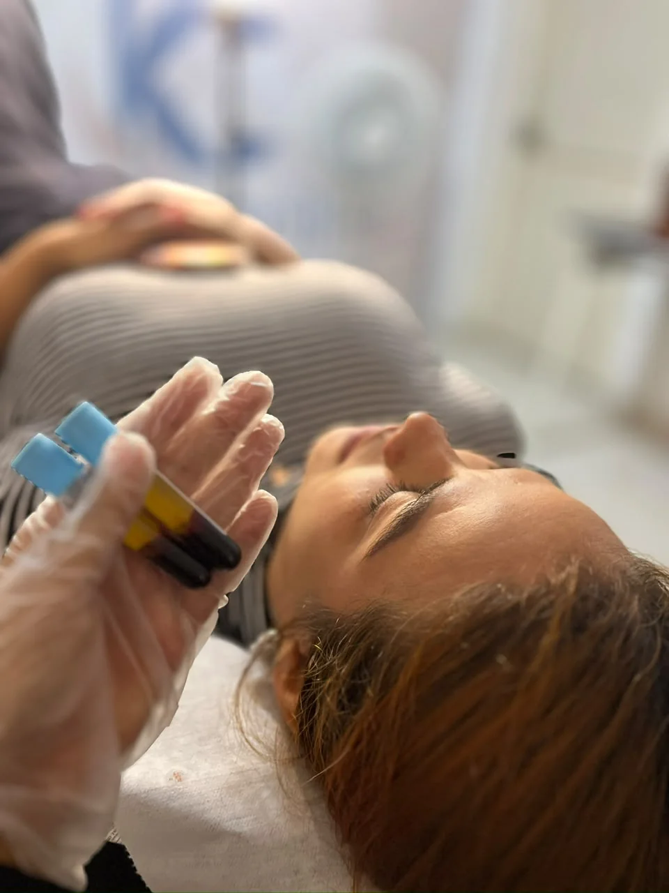 Atención estética facial con productos profesionales