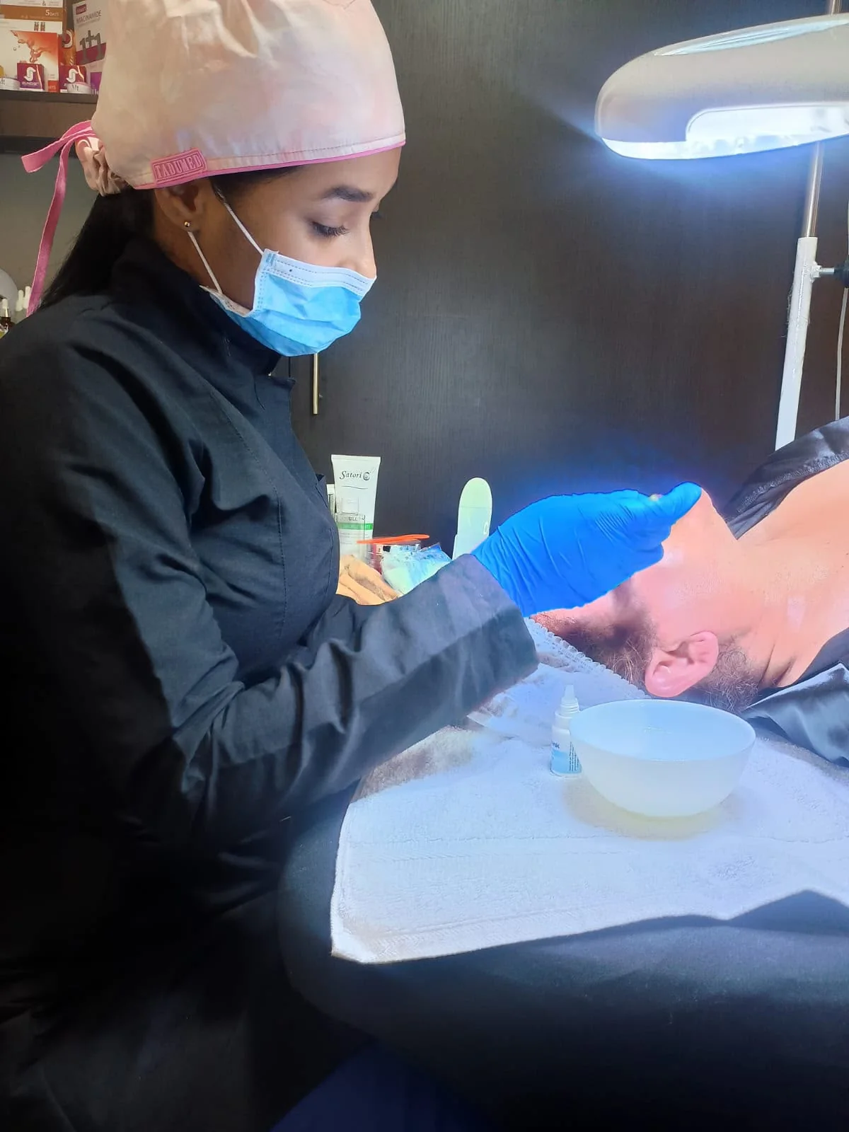 Karen Castrillón realizando un cuidado facial profesional