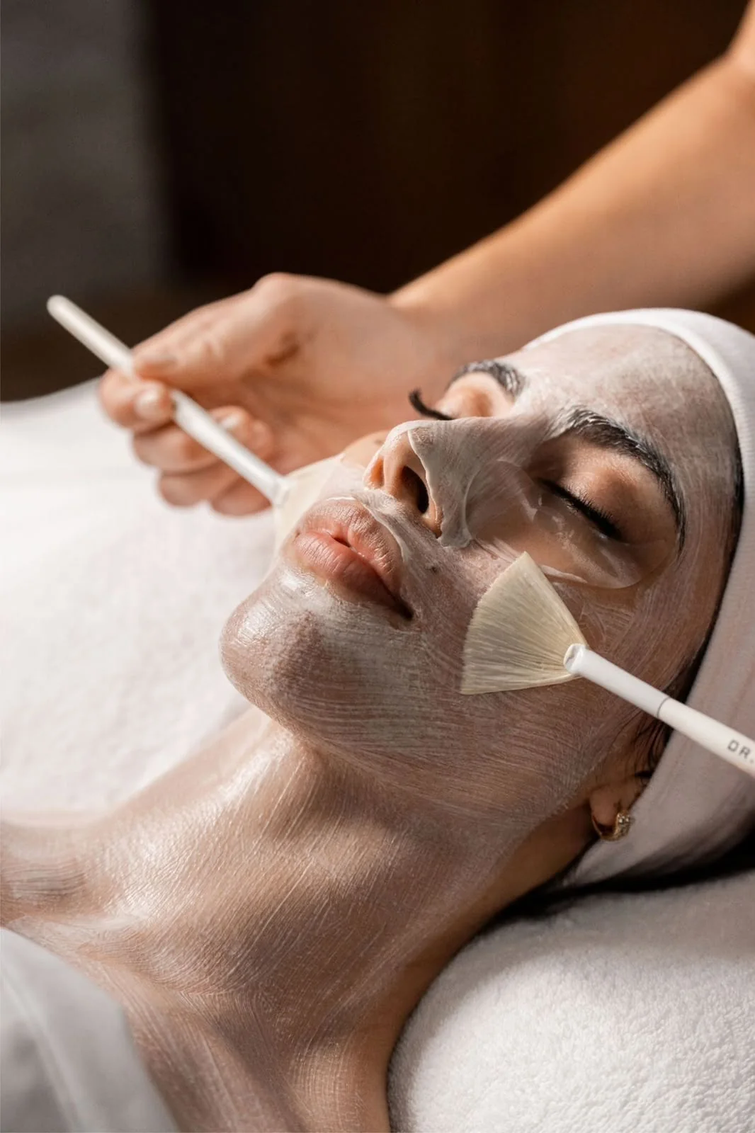 Aplicación profesional de producto cosmético facial